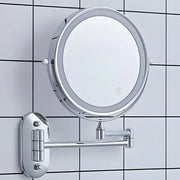 Runder beleuchteter Wandspiegel mit schwenkbarem Gelenkarm im Badezimmer