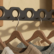 Zusammenklappbare Wandgarderobe mit ausklappbarer Leiste für Kleiderbügel