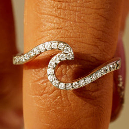 Silberfarbener Ring mit klaren Schmucksteinen und offenem Wellen-Design