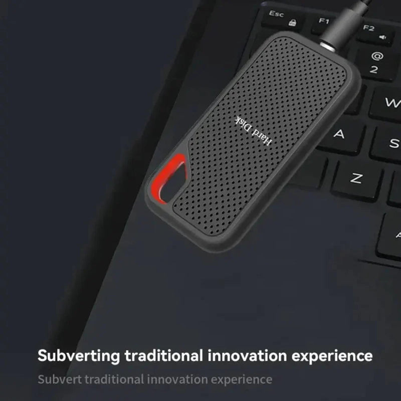 Schwarze externe SSD-Festplatte mit USB-C-Anschluss, strukturierter Oberfläche und orangefarbener Trageöffnung