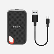 Schwarze externe SSD-Festplatte mit USB-C-Anschluss, strukturierter Oberfläche und orangefarbener Trageöffnung