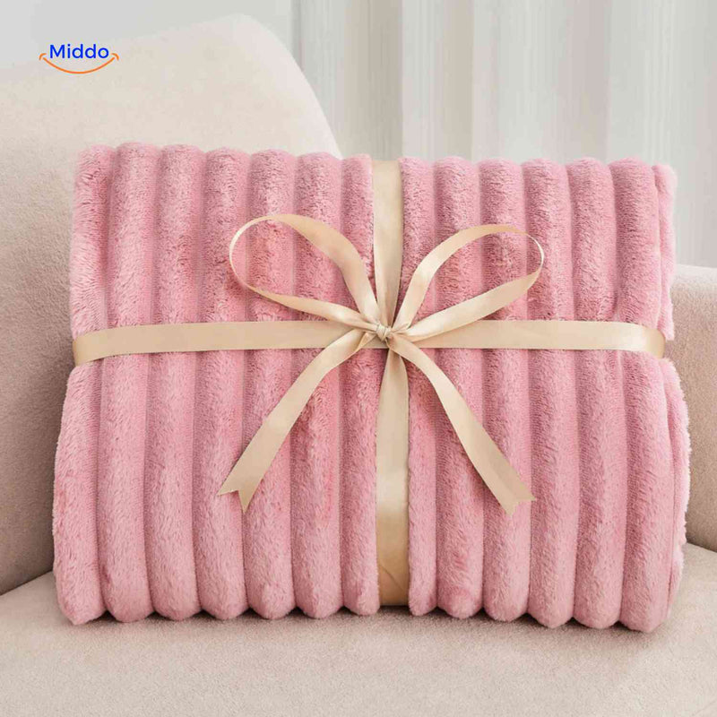 Weiche Plüschdecke mit ausgeprägter Rippstruktur auf Sofa und Sessel