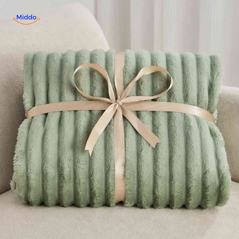 Weiche Plüschdecke mit ausgeprägter Rippstruktur auf Sofa und Sessel