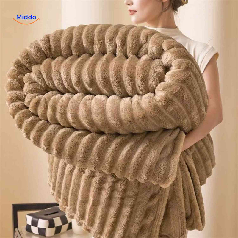 Weiche Plüschdecke mit ausgeprägter Rippstruktur auf Sofa und Sessel