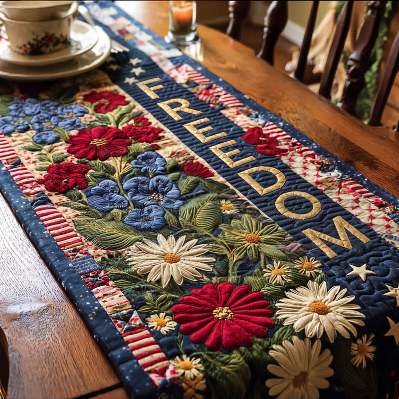 Gesteppter Tischläufer mit roten und blauen Blumen, Sternen und Patchworkfeldern
