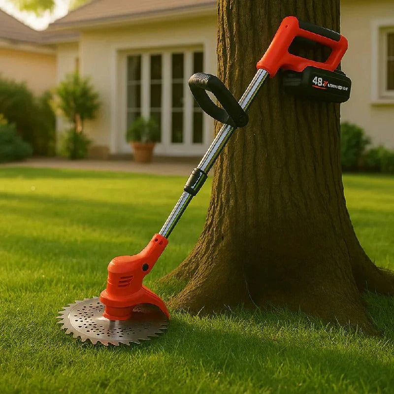 Oranger Akku-Rasentrimmer mit Teleskopstiel und runder Metallscheibe im Garten