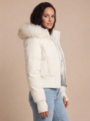 Kurze Damen-Steppjacke mit Fellkapuze