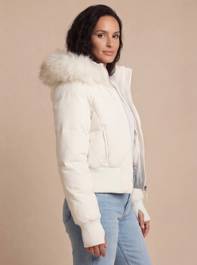 Kurze Damen-Steppjacke mit Fellkapuze