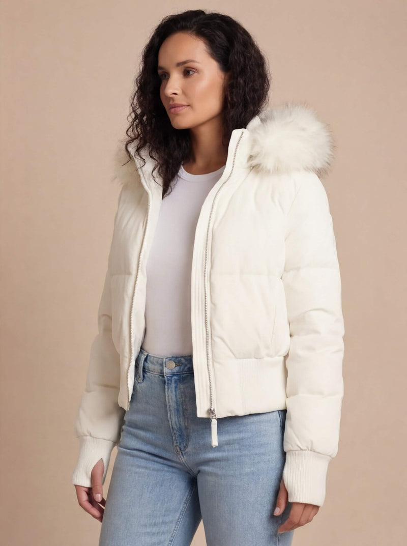 Kurze Damen-Steppjacke mit Fellkapuze