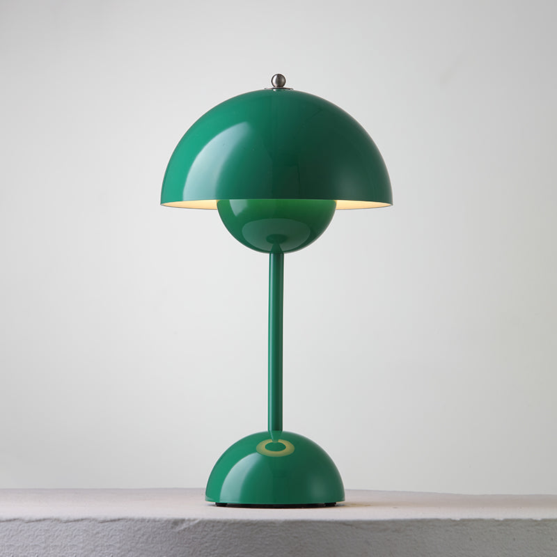 Tragbare Tischlampe mit zweiteiligem Kuppelschirm und halbrundem Fuß