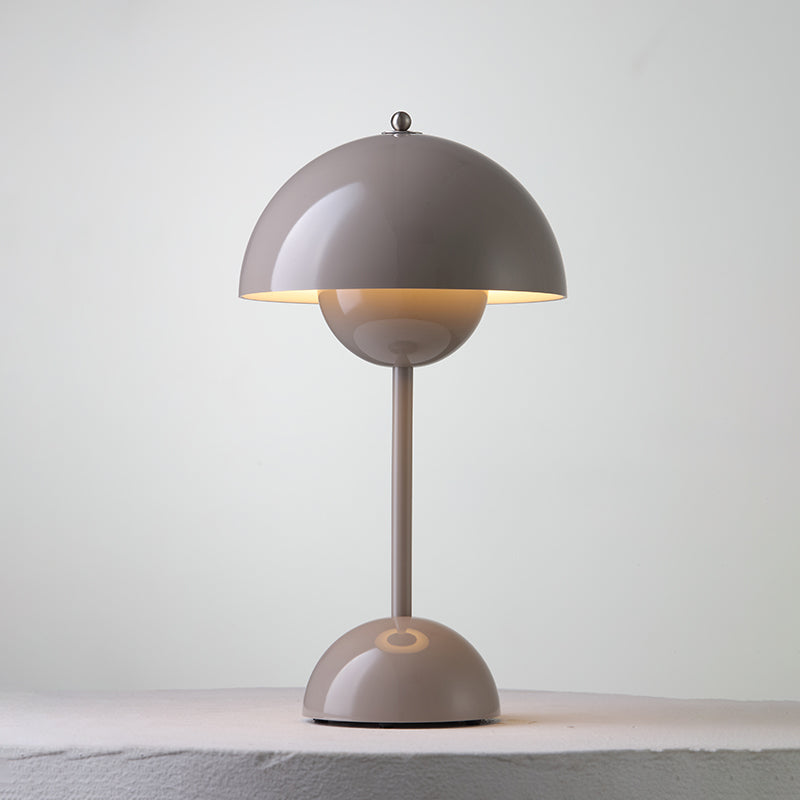 Tragbare Tischlampe mit zweiteiligem Kuppelschirm und halbrundem Fuß