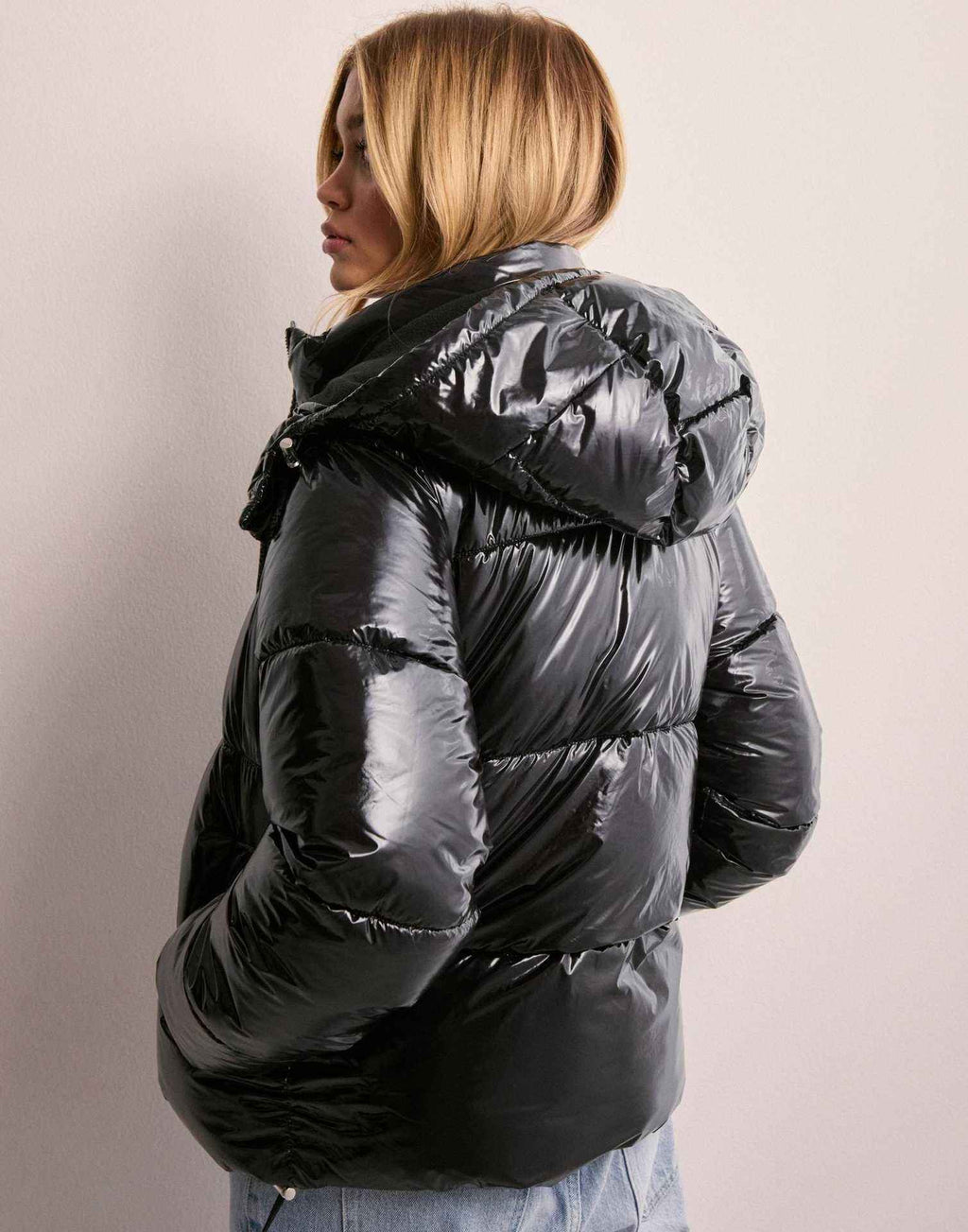Glänzende Damen-Pufferjacke mit Kapuze