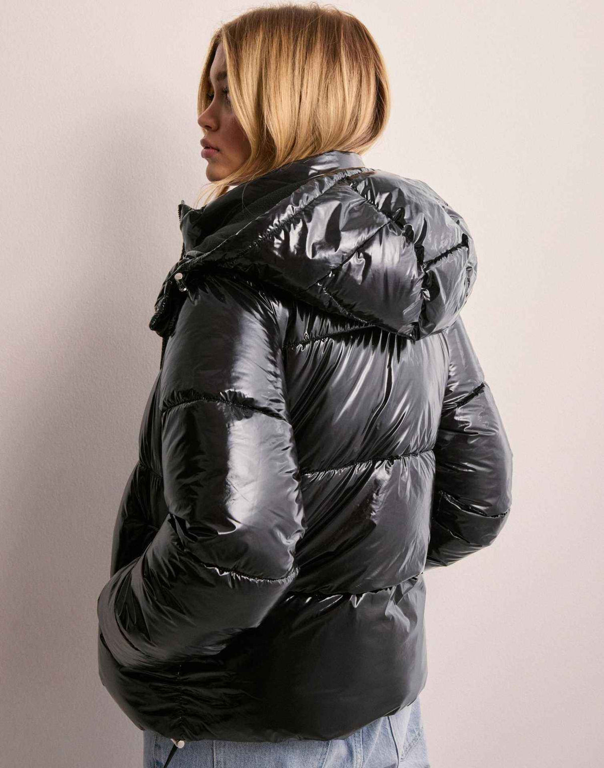 Glänzende Damen-Pufferjacke mit Kapuze