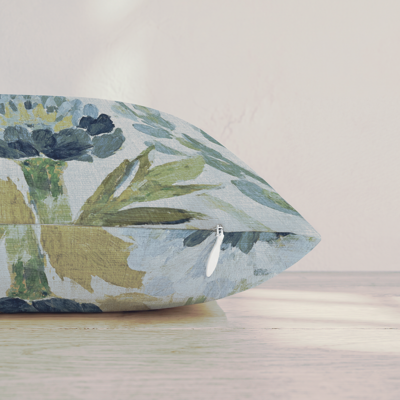 Blaues Dekokissen mit floralem Distelmotiv auf einem Sofa