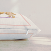 Cremefarbenes Zierkissen mit illustriertem Goldendoodle und farbigem Rahmen