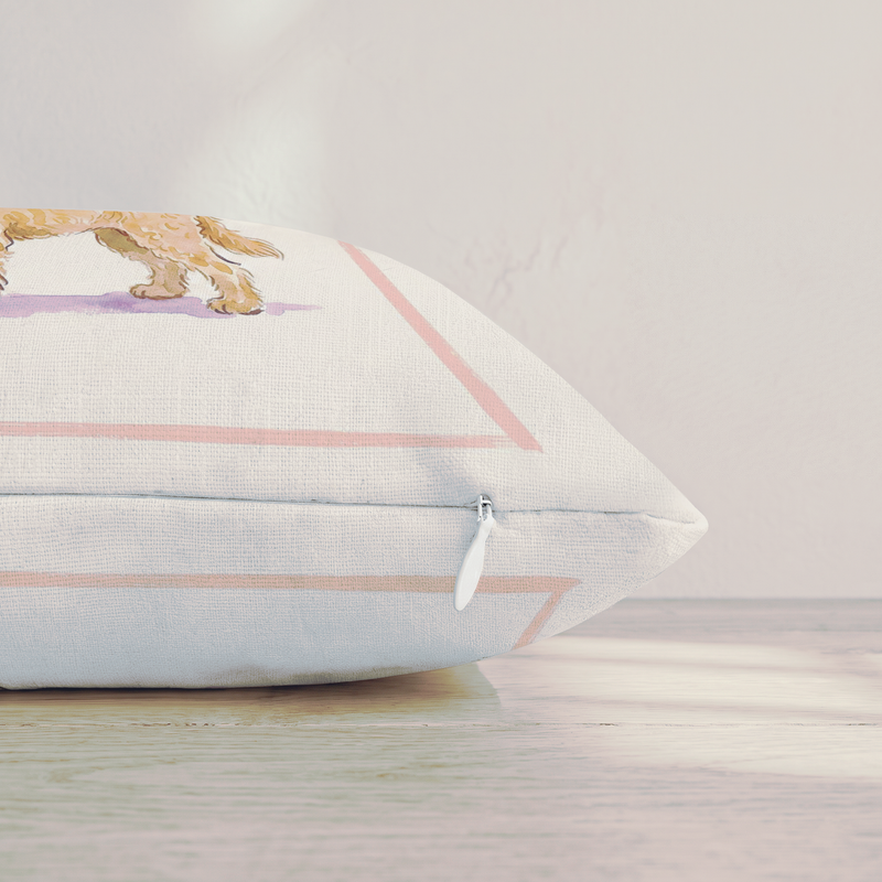 Cremefarbenes Zierkissen mit illustriertem Goldendoodle und farbigem Rahmen