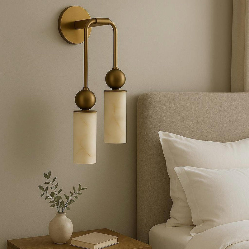Goldene Wandleuchte mit zwei hellen Alabaster-Schirmen