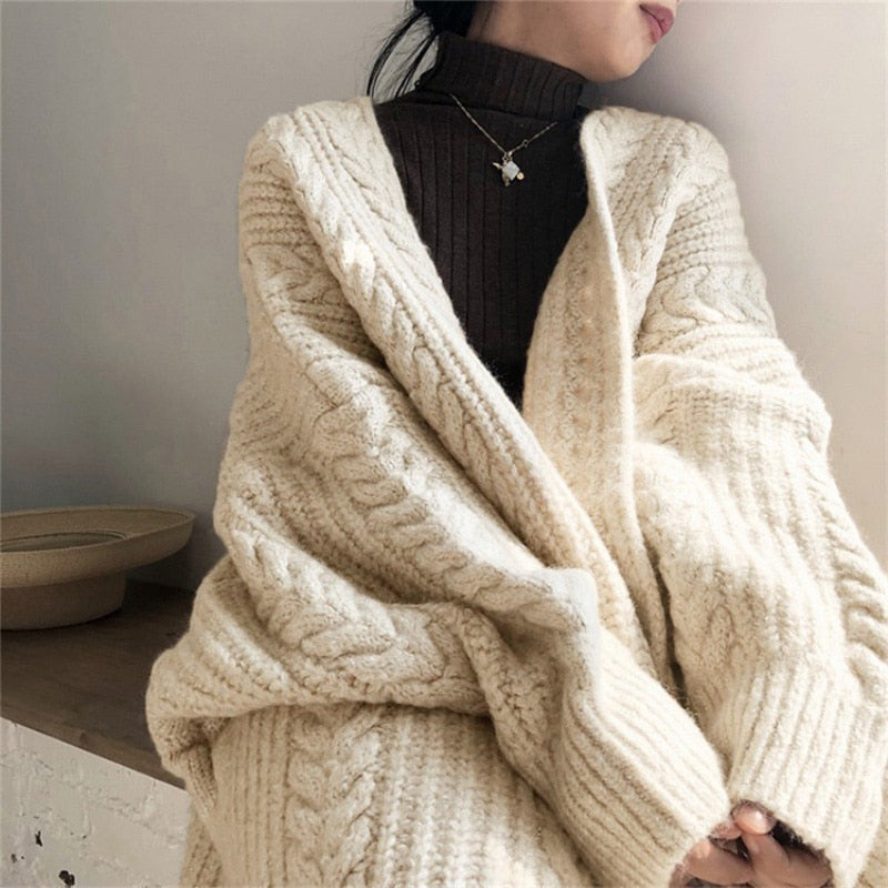 Lange Oversized-Strickjacke mit Zopfmuster