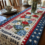 Gesteppter Tischläufer mit roten und blauen Blumen, Sternen und Patchworkfeldern