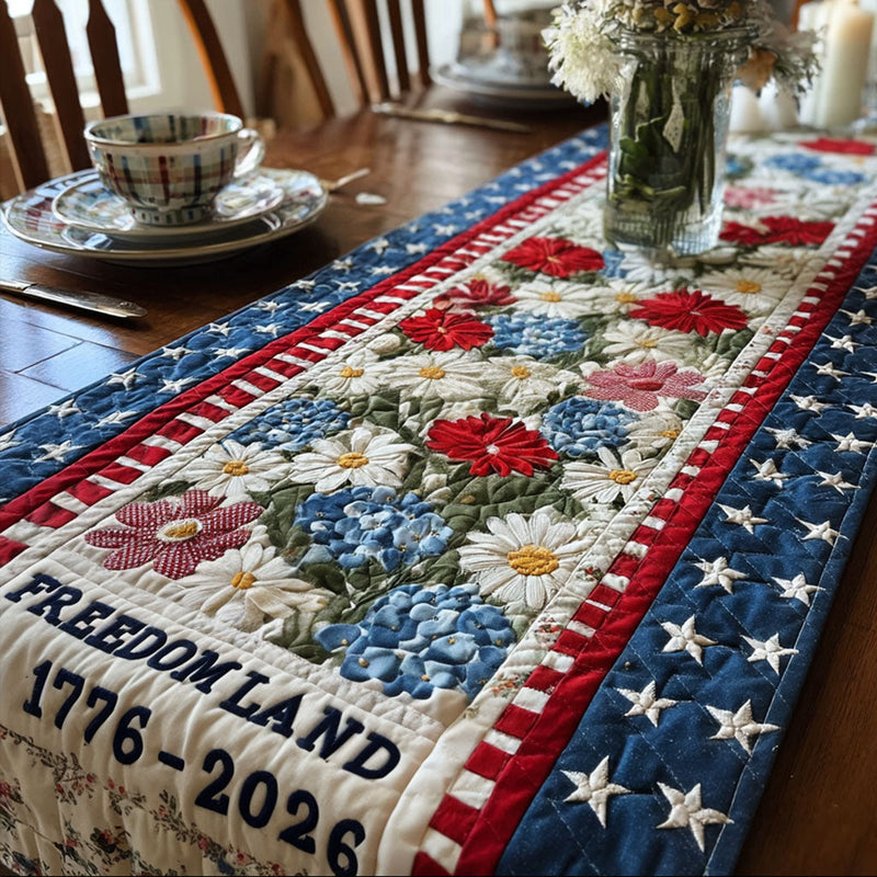 Gesteppter Tischläufer mit roten und blauen Blumen, Sternen und Patchworkfeldern