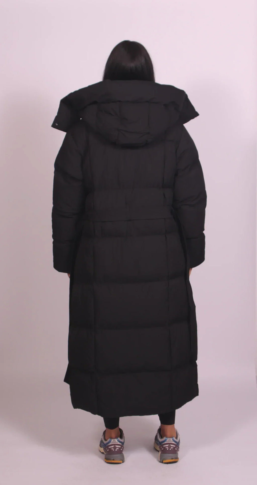 Langer Damen-Steppmantel mit Bindegürtel
