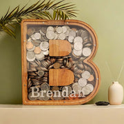 Personalisierte buchstabenförmige Holz-Spardose mit Sichtfenster und Namensbeschriftung