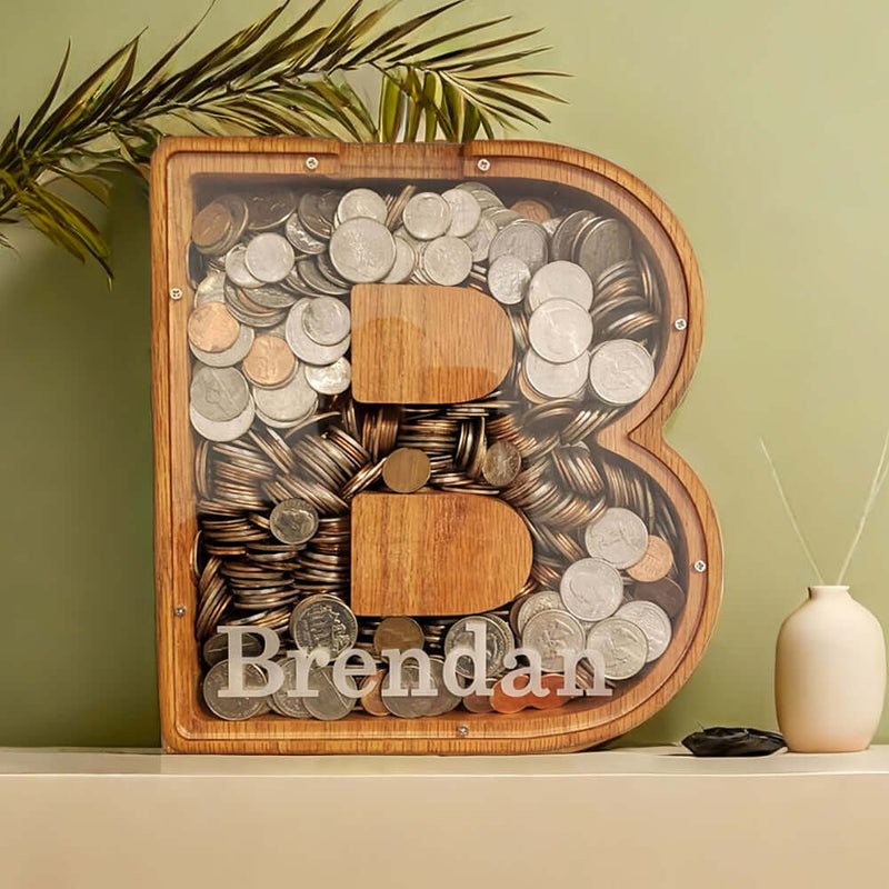 Personalisierte buchstabenförmige Holz-Spardose mit Sichtfenster und Namensbeschriftung
