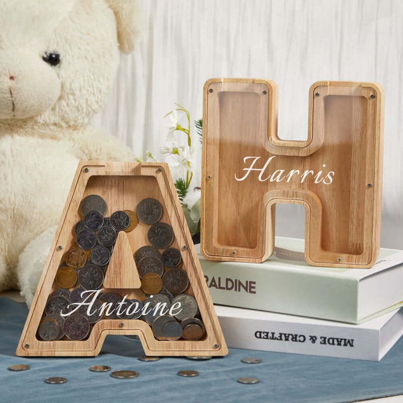 Personalisierte buchstabenförmige Holz-Spardose mit Sichtfenster und Namensbeschriftung