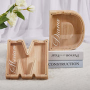 Personalisierte buchstabenförmige Holz-Spardose mit Sichtfenster und Namensbeschriftung