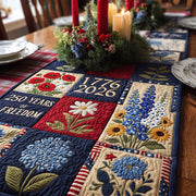 Gesteppter Tischläufer mit roten und blauen Blumen, Sternen und Patchworkfeldern