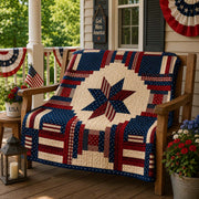 Gesteppte Quiltdecke im Patchwork-Design mit Sternen und Streifen in Blau, Rot und Creme