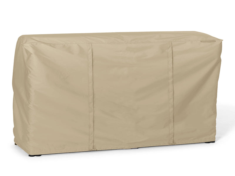 Beige Abdeckung über einem Brennholzregal im Außenbereich