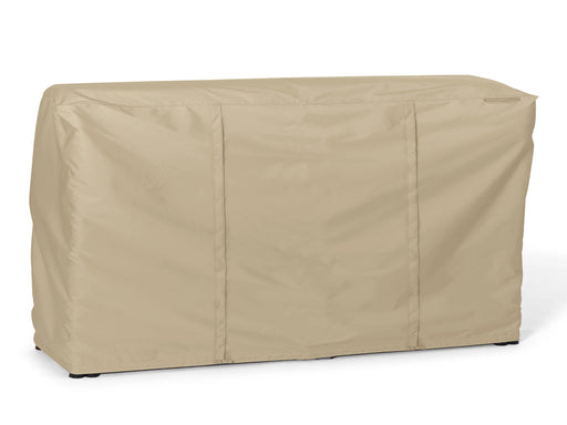 Beige Abdeckung über einem Brennholzregal im Außenbereich