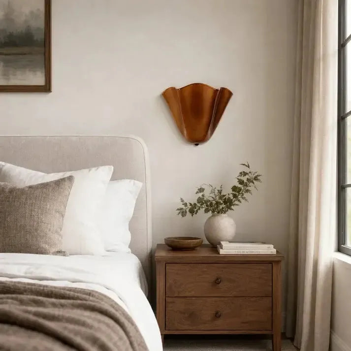 Retro-Wandleuchte aus farbigem Glas in Muschelform