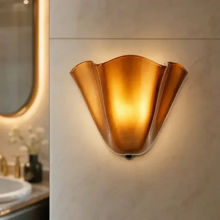 Retro-Wandleuchte aus farbigem Glas in Muschelform