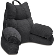 Gepolstertes Lesekissen mit hoher Rückenlehne und seitlichen Armstützen auf einem Bett
