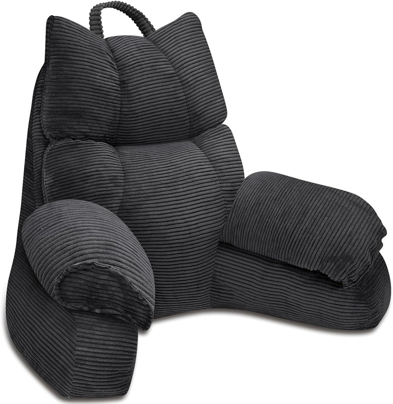 Gepolstertes Lesekissen mit hoher Rückenlehne und seitlichen Armstützen auf einem Bett
