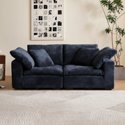 Großzügiges Sofa mit weicher Polsterung, Rückenkissen und breiten Armlehnen