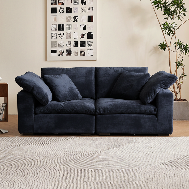 Großzügiges Sofa mit weicher Polsterung, Rückenkissen und breiten Armlehnen