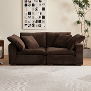 Großzügiges Sofa mit weicher Polsterung, Rückenkissen und breiten Armlehnen