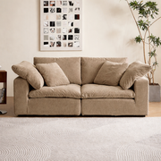 Großzügiges Sofa mit weicher Polsterung, Rückenkissen und breiten Armlehnen