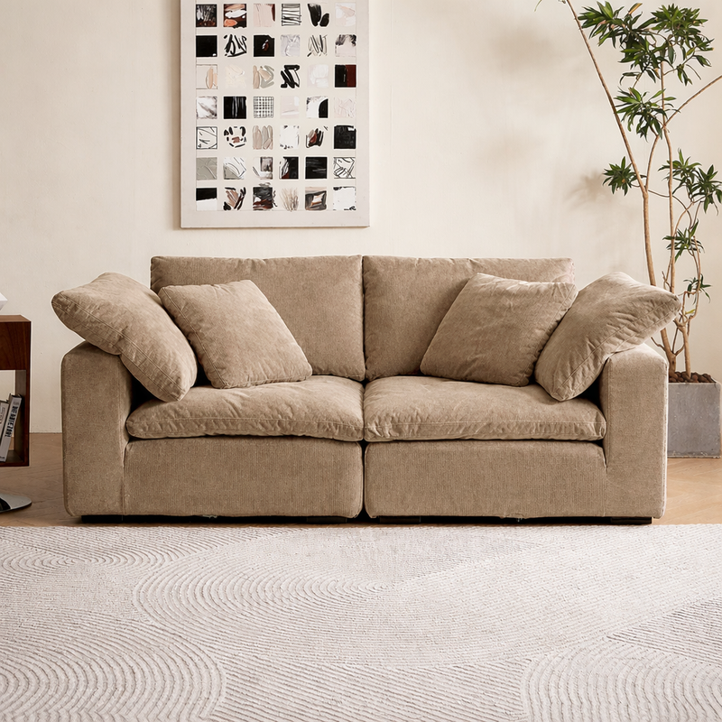 Großzügiges Sofa mit weicher Polsterung, Rückenkissen und breiten Armlehnen