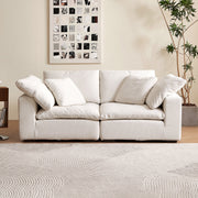 Großzügiges Sofa mit weicher Polsterung, Rückenkissen und breiten Armlehnen