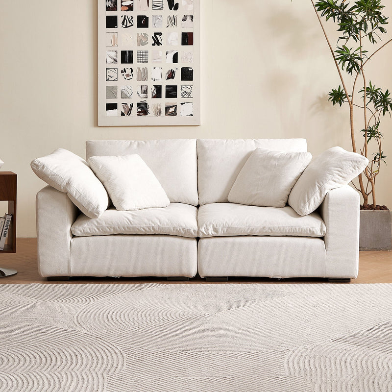 Großzügiges Sofa mit weicher Polsterung, Rückenkissen und breiten Armlehnen