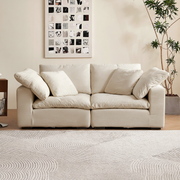 Großzügiges Sofa mit weicher Polsterung, Rückenkissen und breiten Armlehnen