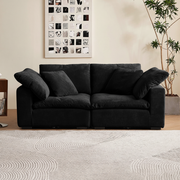 Großzügiges Sofa mit weicher Polsterung, Rückenkissen und breiten Armlehnen