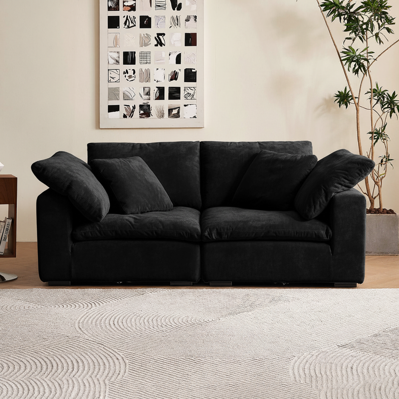 Großzügiges Sofa mit weicher Polsterung, Rückenkissen und breiten Armlehnen