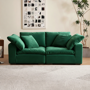 Großzügiges Sofa mit weicher Polsterung, Rückenkissen und breiten Armlehnen