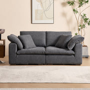 Großzügiges Sofa mit weicher Polsterung, Rückenkissen und breiten Armlehnen