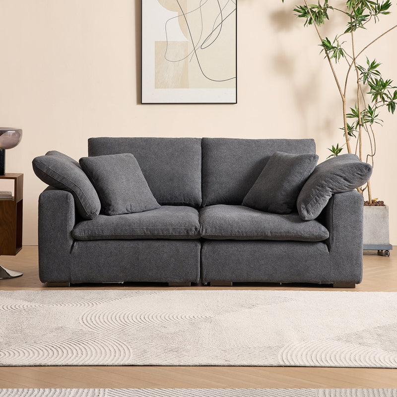Großzügiges Sofa mit weicher Polsterung, Rückenkissen und breiten Armlehnen